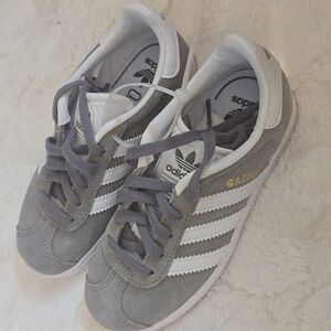 Adidas Kids Gray and White Classic Gazelle Sneakers, Size 10 And 1/2 Little Kids